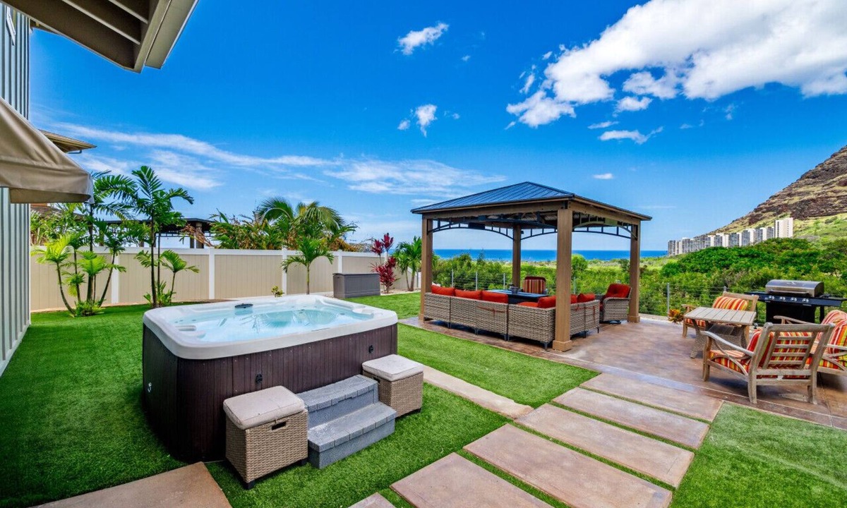 Makaha Valley House | New 4 Bedroom, Amazing Views, Near Beach, Free prk