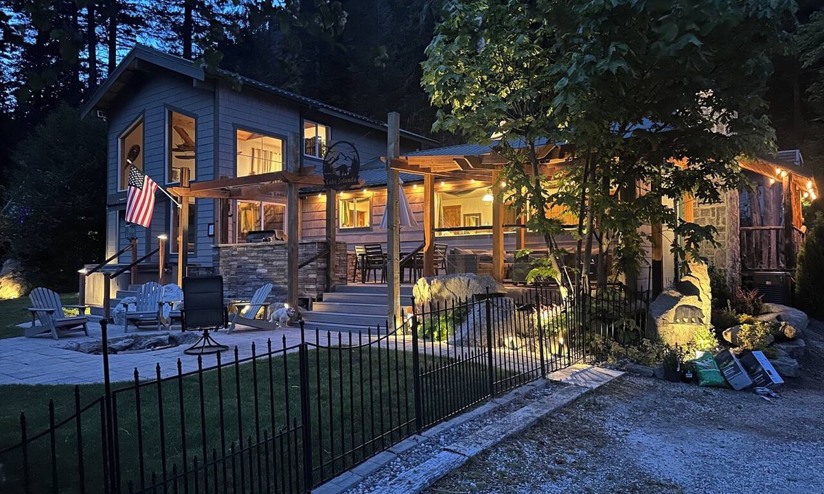 Leavenworth House | New Remodel! Waterfront, pets, Outdoor Ent, Hottub & Views 4min to Leavenworth.