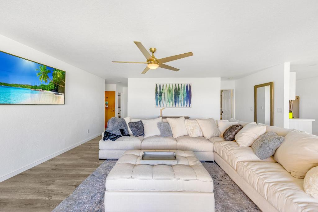 Keauhou Apartment | Newly Renovated Condo with SUP Paddle Boards and Golf Clubs Included