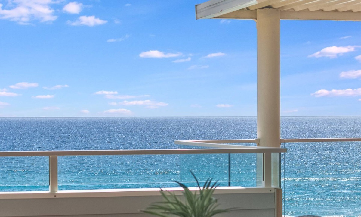 Currumbin House | Ocean Blue on Currumbin Hill - Pet Friendly - Linen Provided!
