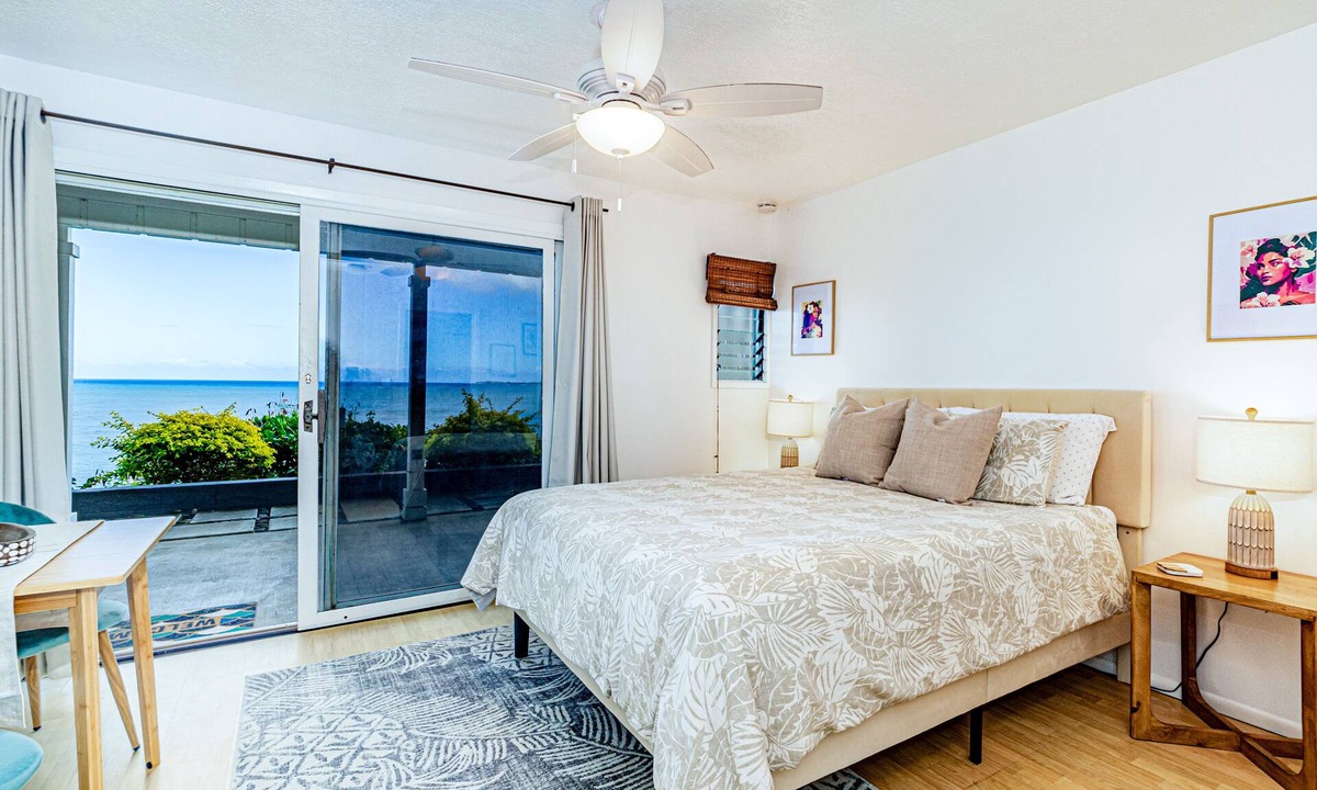 Paukaa House | Oceanfront in Hilo Hale Kai Suites Heritage Room - Queen Bed, Private Bath