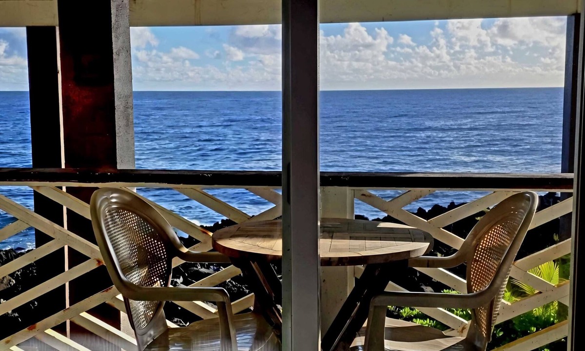 Kapoho Apartment | Oceanfront studio see whales and dolphins