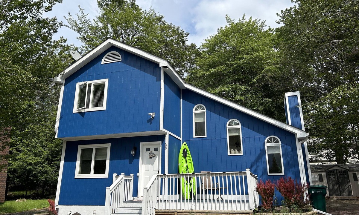 Tobyhanna House | Pocono Lake and Ski retreat. Dog friendly. Free kayaks, grill, and fire pit