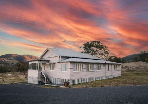 Tenterfield House | Pretty Pink Queenslander - Spectacular Views, Space and Serenity