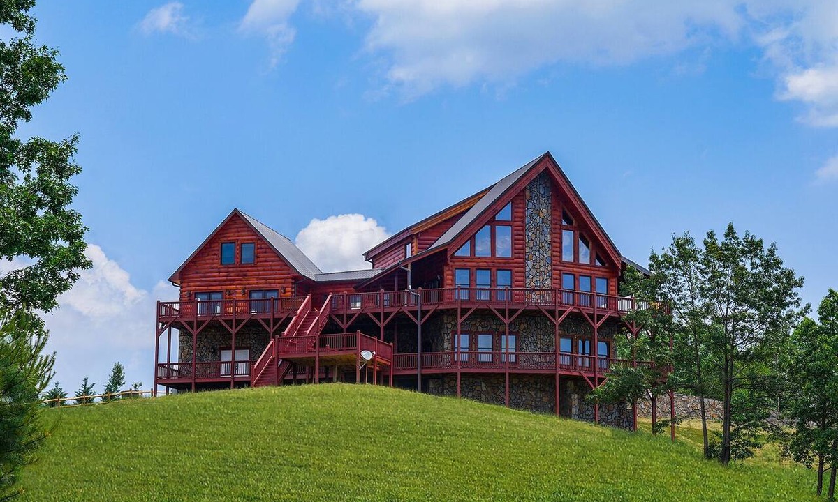 Dobson Cabin | Prime Mountaintop Luxury Lodge, Spacious Outdoor Living. Amazing Views Sleeps 20
