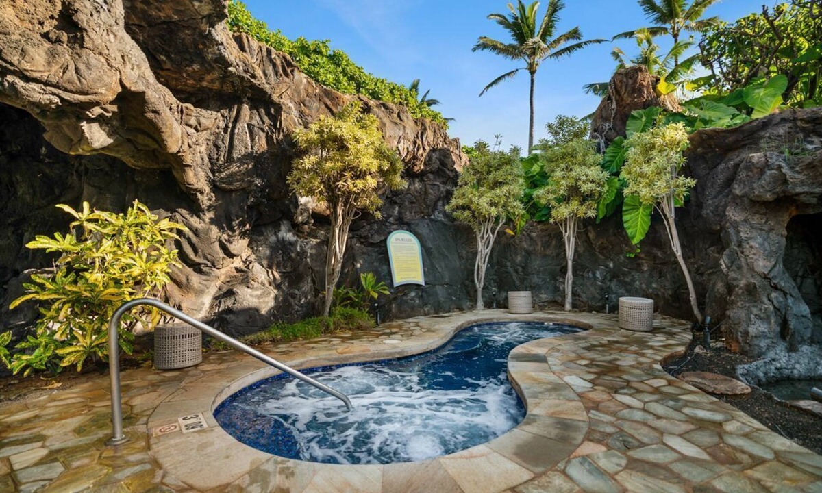Hanamaulu Hotel | Private Unit - 4 Star Kauai Beach Resort, just steps to the beach