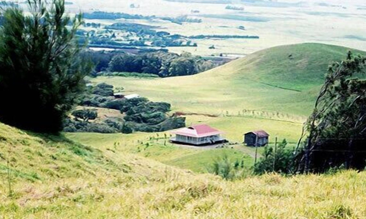 Kamuela House | Pu'u Menehune - God's Country! 13 Acre Ranch-home, Stream & Waterfalls!