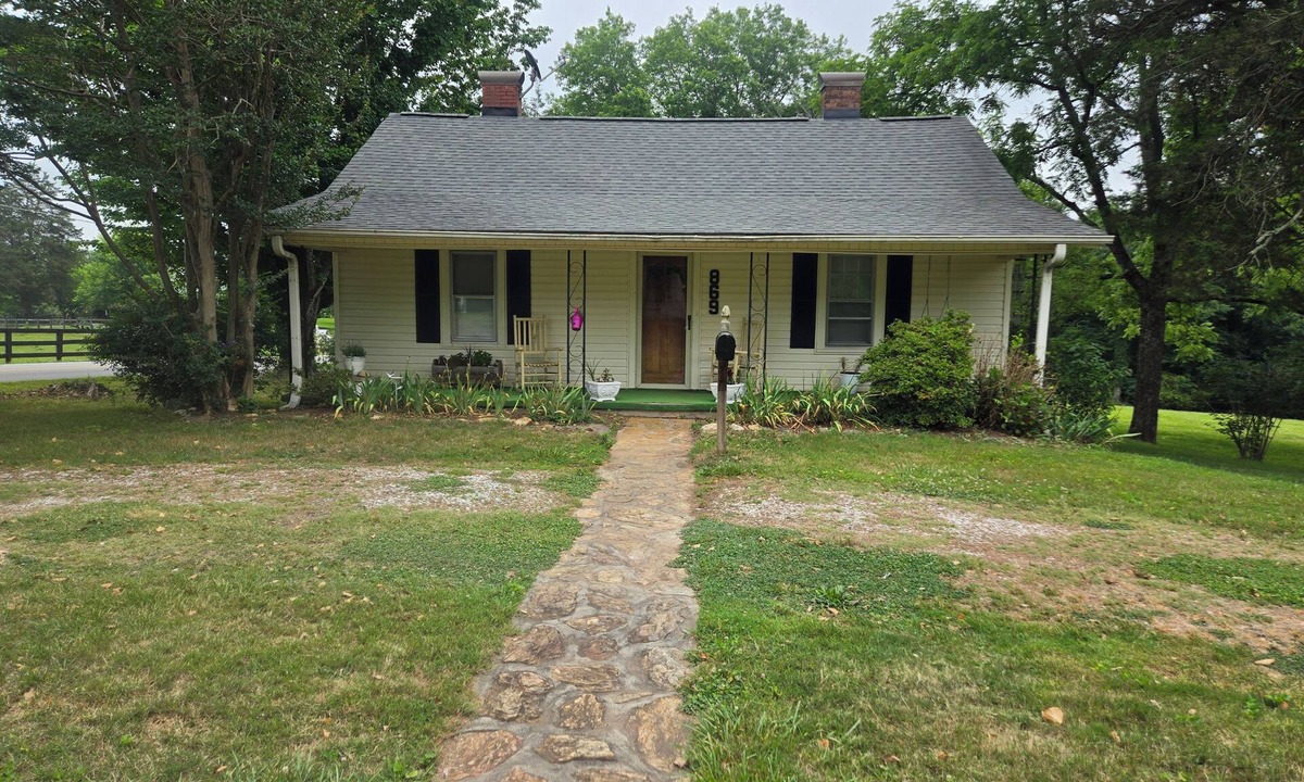 Mount Airy House | Quaint 2-bedroom house in Mount Airy perfect for relaxing stays