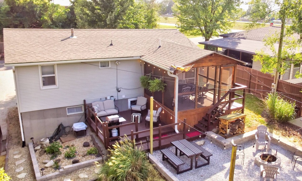 Columbia House | Quiet 3 min to campus! Back porch/decks & firepit, w/5 car parking. YourPlace!