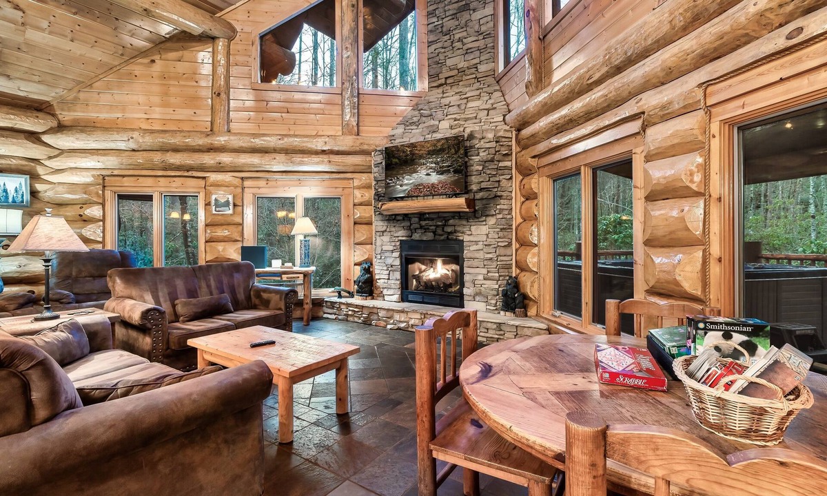 Pittman Center Cabin | Secluded Streamside Retreat | Hot Tub, Fire Pit. 4 King Suites Sleeps 12