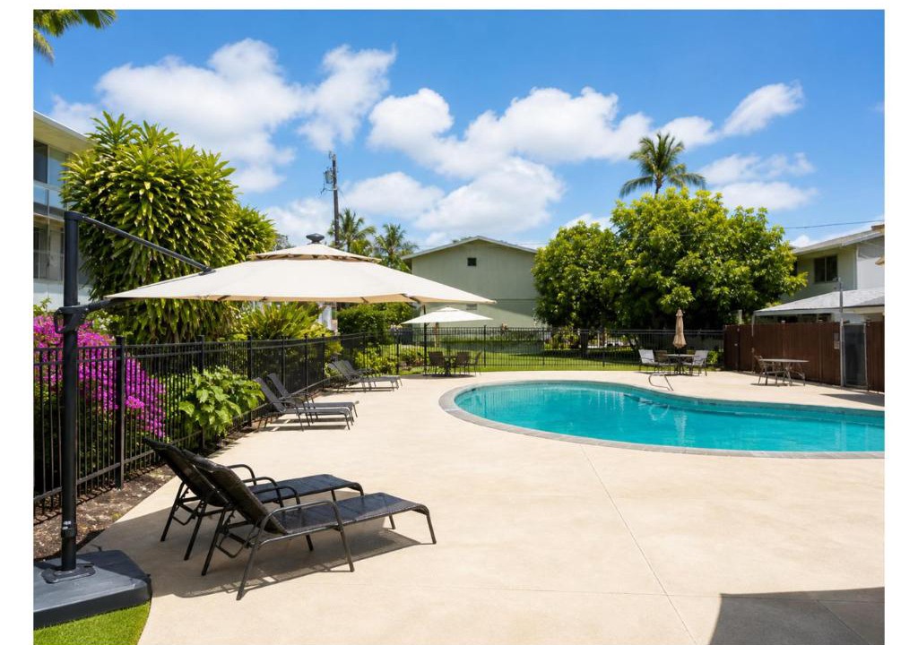 Historic Kailua Village House | SHARE with working host, WiFi, AC, Pool, walk to Downtown, 15 min to airport - Friendly Cats in house