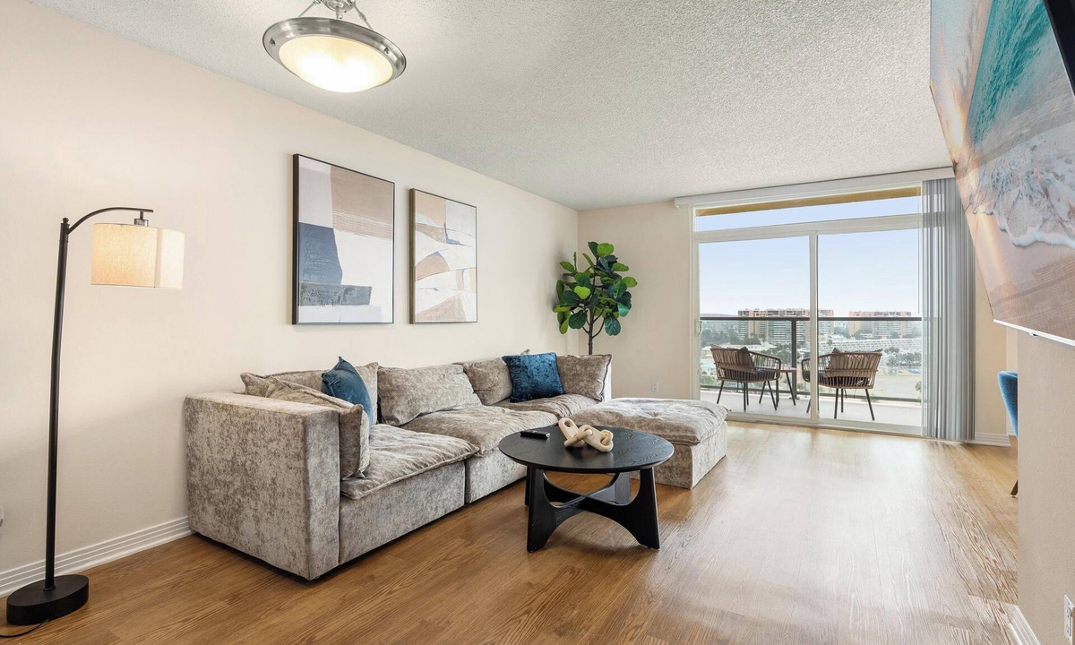 Marina Peninsula Apartment | Smoky Quartz' Beachfront Full Marina View Walk to Venice Boardwalk Pool, Gym