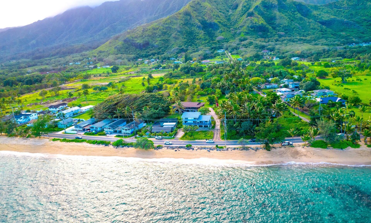 Punaluu House | Spacious 5 Bedroom Home/2 Kitchens in Oahu's Countryside