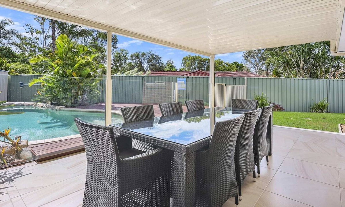Oxenford House | Stunning 2BR Home - Stones Throw from Theme Parks!