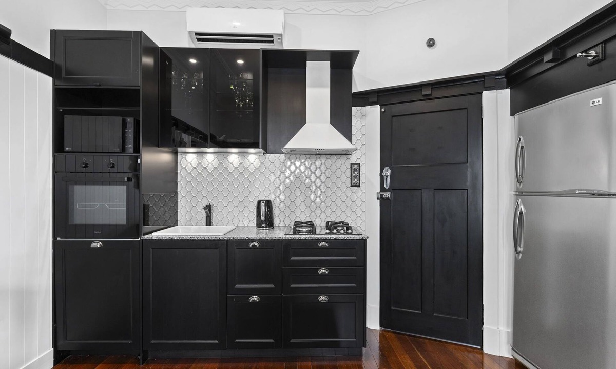Highgate Hill Apartment | Stunning Art Deco 1 Bedroom, Wifi & Parking Close to Southbank