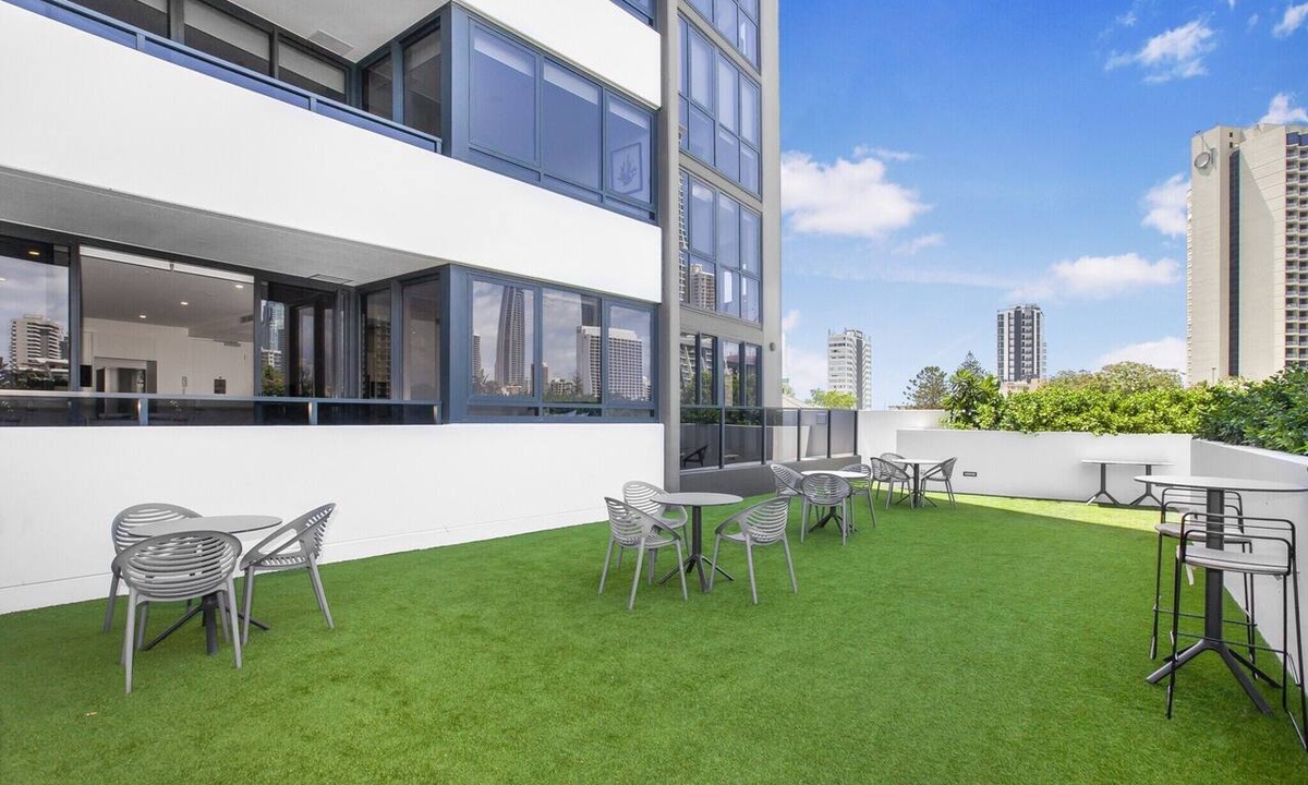 Surfers Paradise Apartment | Sun Drenched Apartment in the Heart of Surfers