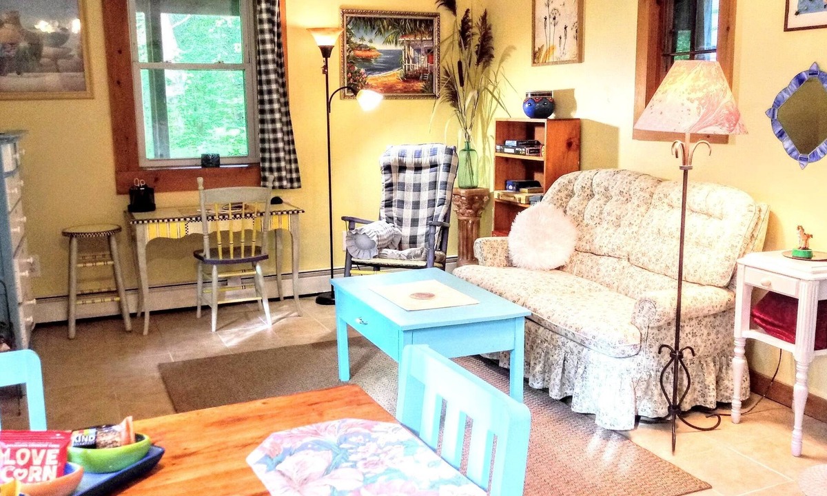 New Paltz Apartment | SUPERB VILLAGE LOCATION! SWEET APARTMENT w/PRIVATE DECK in historic district