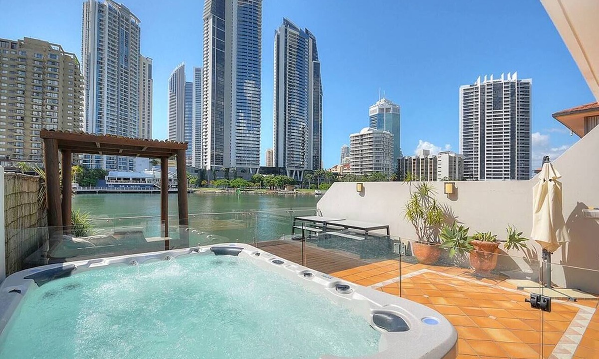 Surfers Paradise Villa | Surfers Reflections Amazing views from your spa!