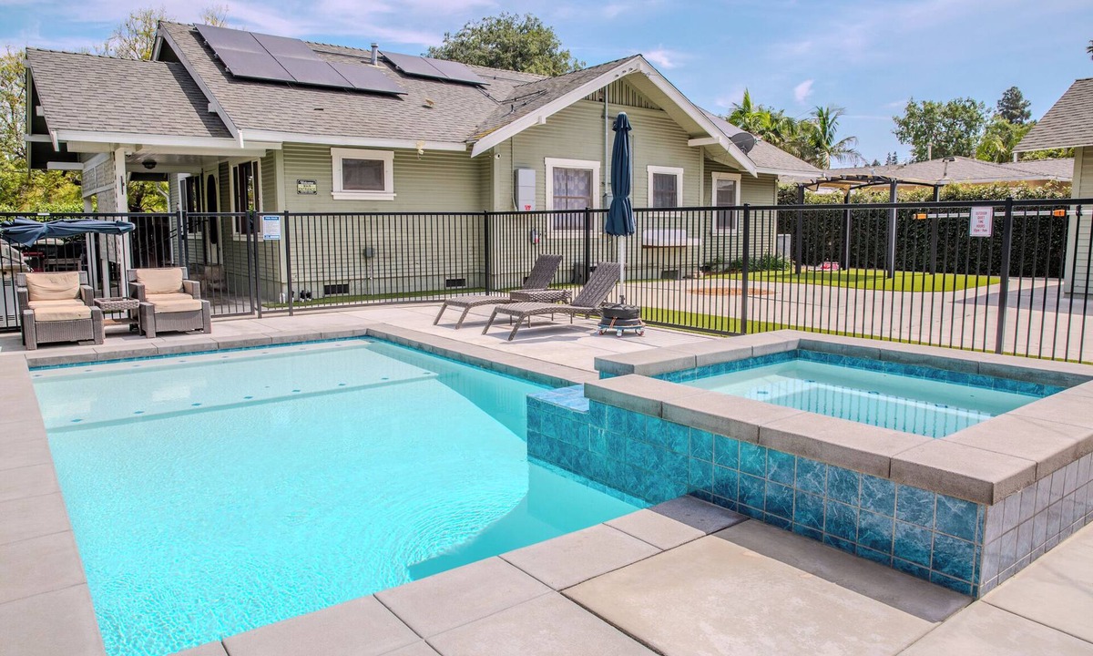 Anaheim Colony Historic District House | The Best House. 1 mile to Disneyland with a pool, hot tub, and game room.