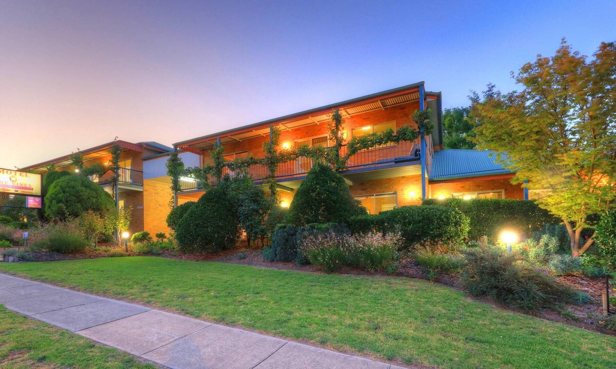 Stanthorpe Hotel | The Vines Motel and Cottages