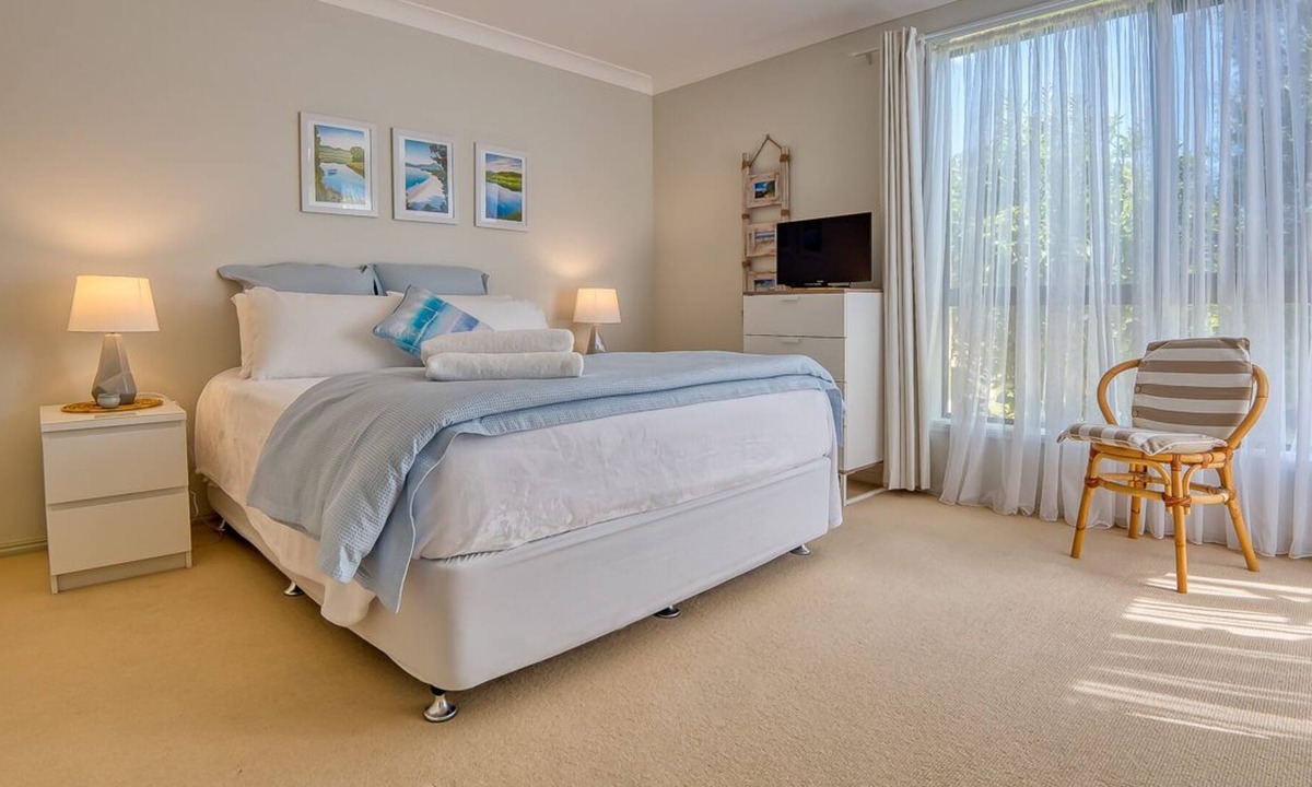 North Creek Apartment | This property has light, bright and airy rooms freshly renovated and decorated.