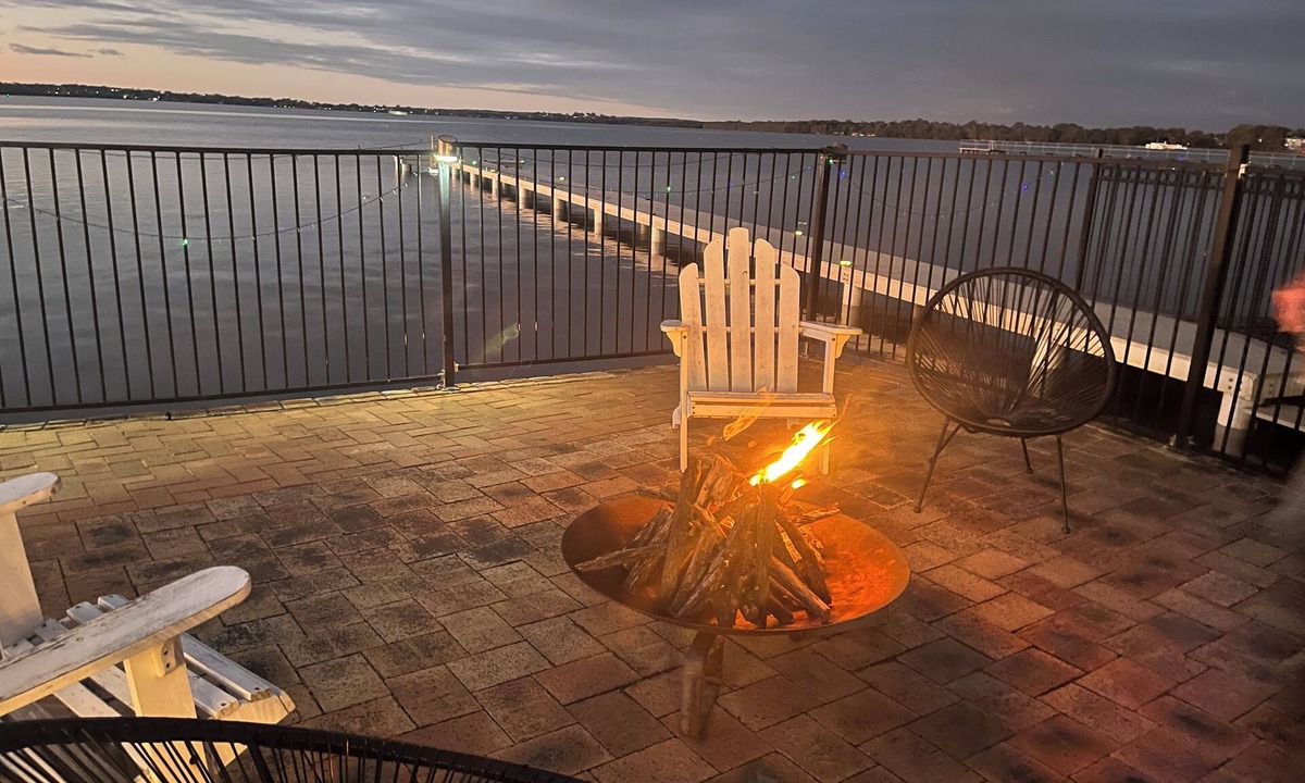 Toukley House | Toukley Waterfront Holiday Home perfect for mutligenerational families,Sleeps 14