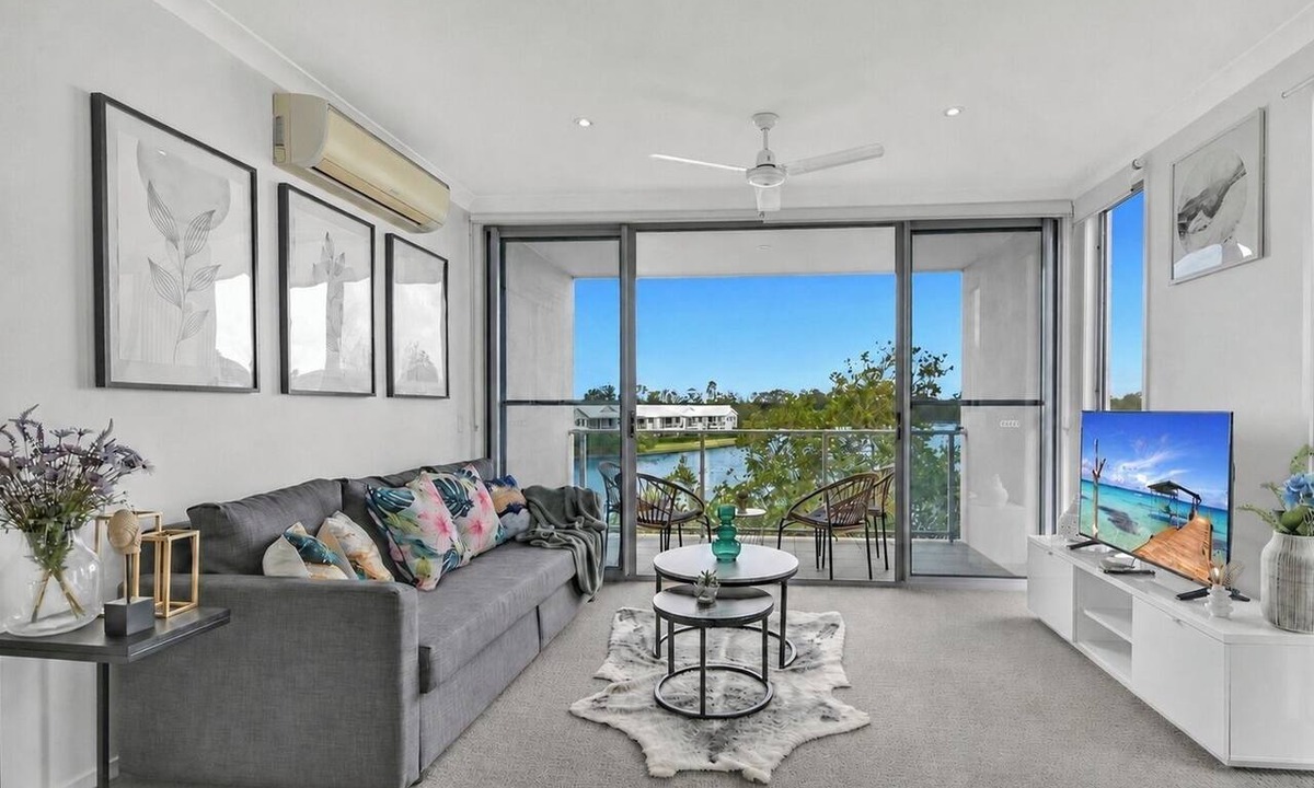Carrara Apartment | Tri-Level 2BR Water-View Townhouse | Free Parking