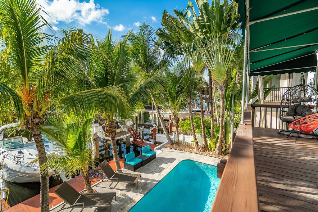 Hendricks and Venice Isles Apartment | PRIVATE OASIS 7 BEDROOM-6 BATH FOR 15 GUESTS