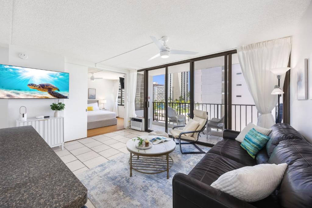 Waikiki Apartment | Waikiki Banyan with pool, hot tub & beach access