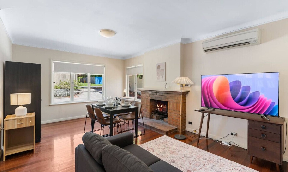 St. Lucia House | Warm & Cozy Retreat near shops and transport
