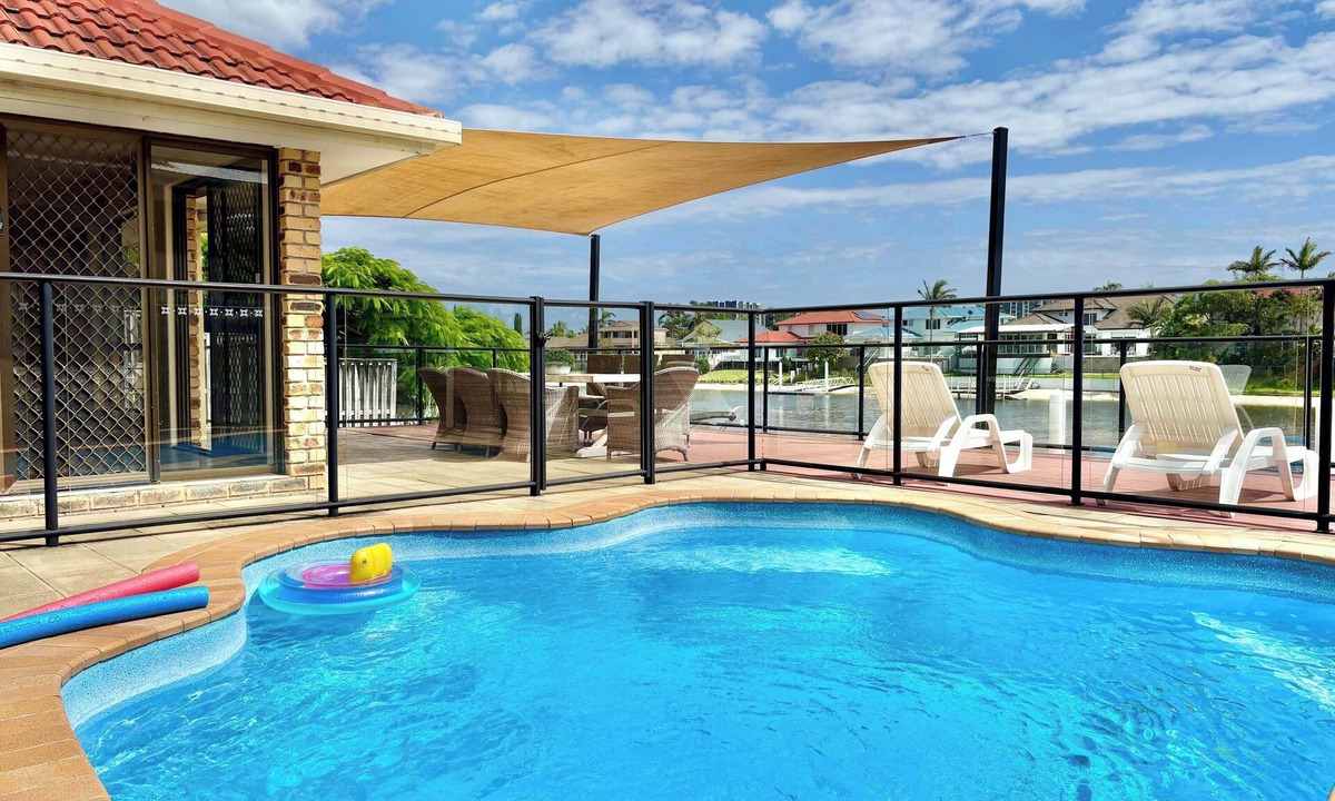 Mermaid Waters House | Waterfront Family House with Pool, BBQ