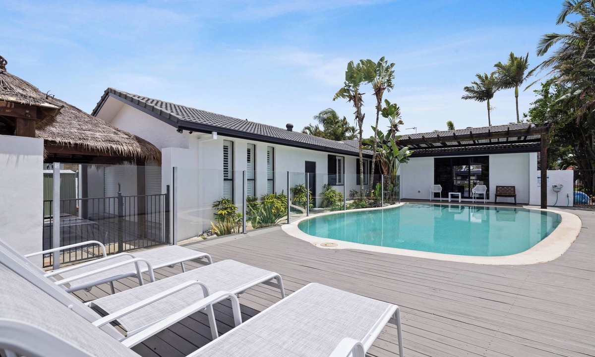 Broadbeach Waters House | Waterside Oasis Broadbeach 5 Bedroom Water Views. Pet Friendly.