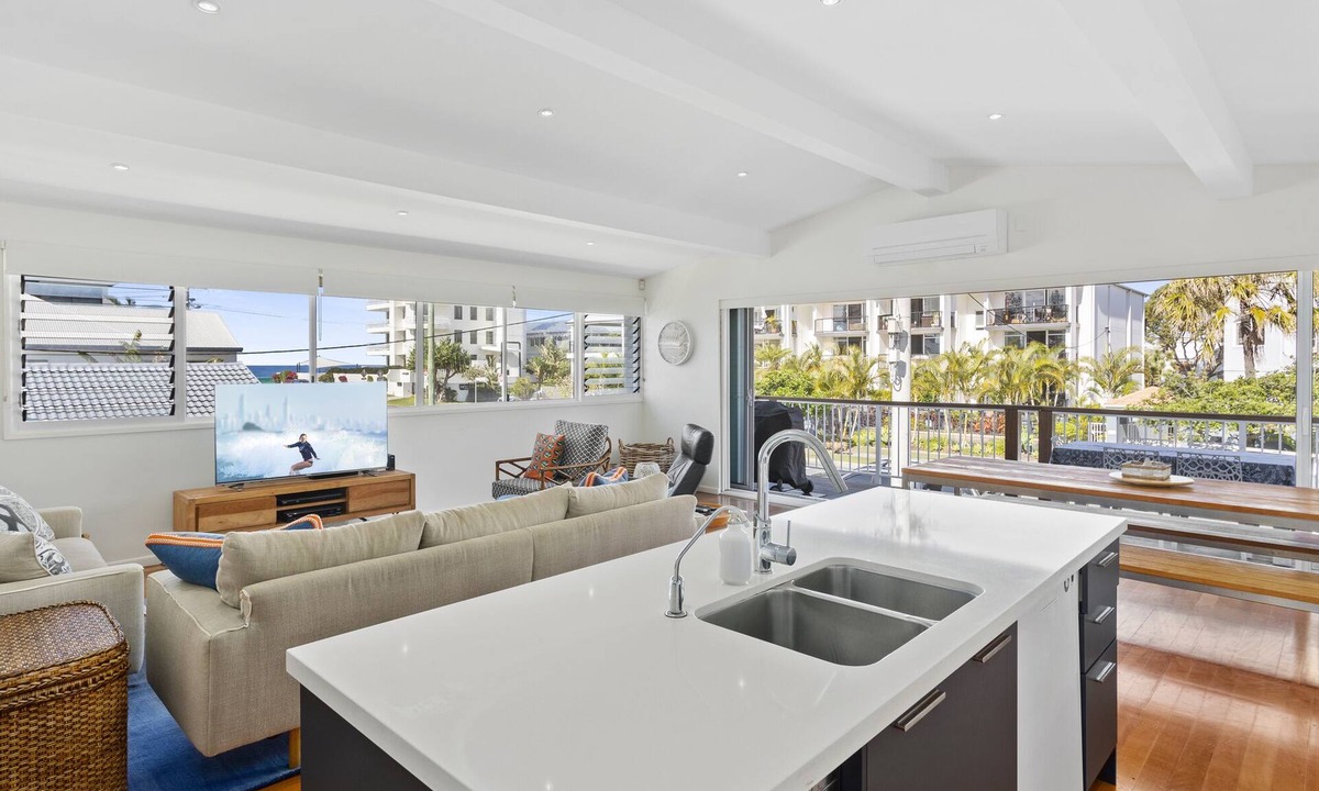 Mermaid Beach Apartment | Welcome to Paradise at this Mermaid Beach House