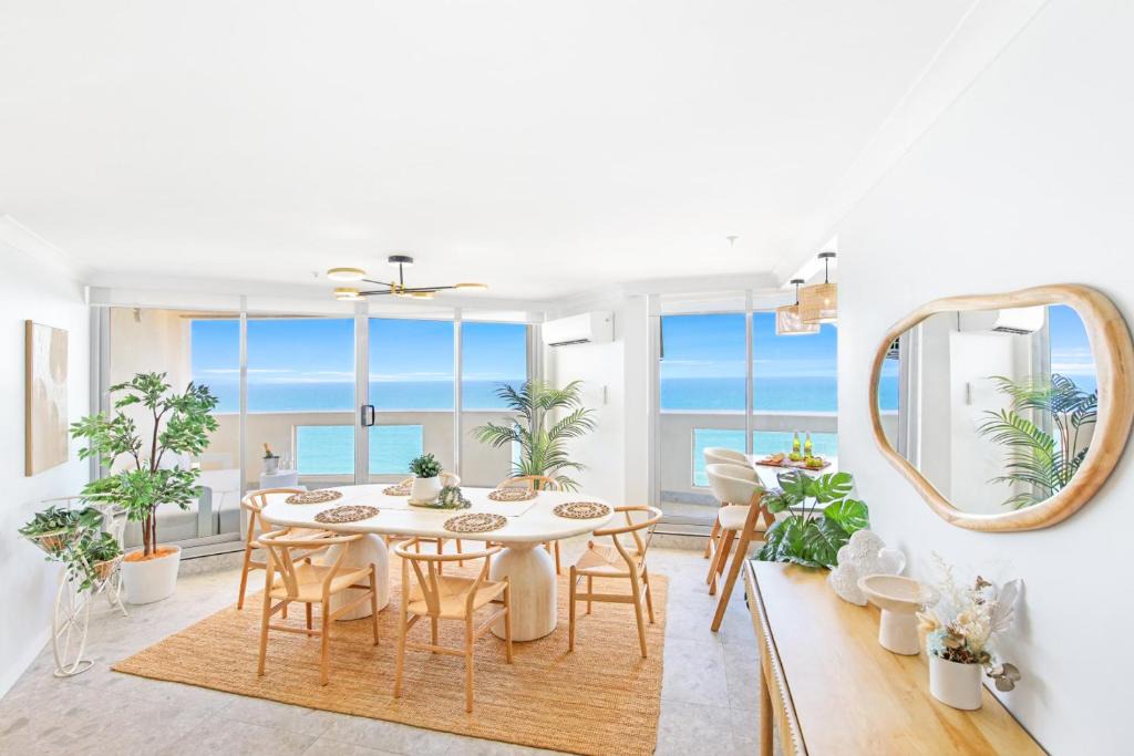 Surfers Paradise Apartment | Welcome to Paradise Ocean Views from every room