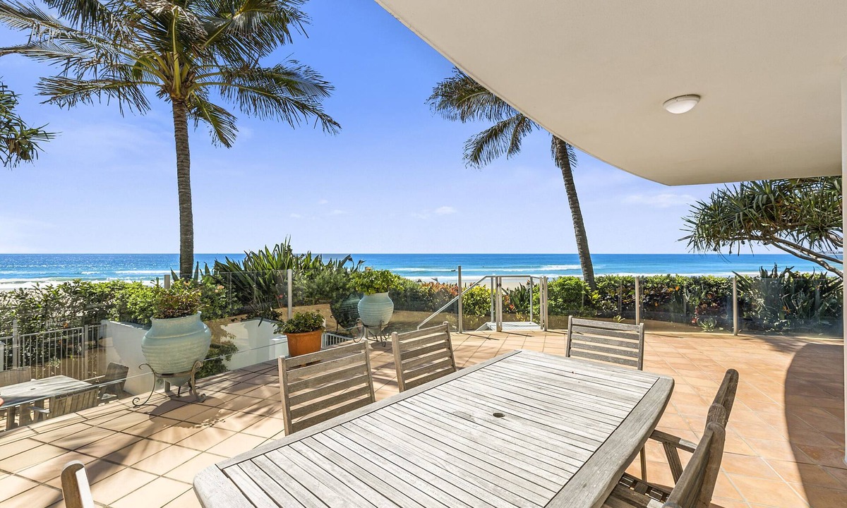 Currumbin Apartment | Welcome to Waves Absolute Beachfront Beach Apartment.