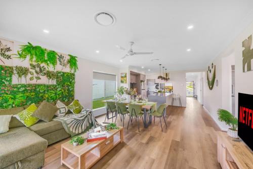 Brisbane House | White Rock Big House Convenient Transportation Near Beach and School With Parking