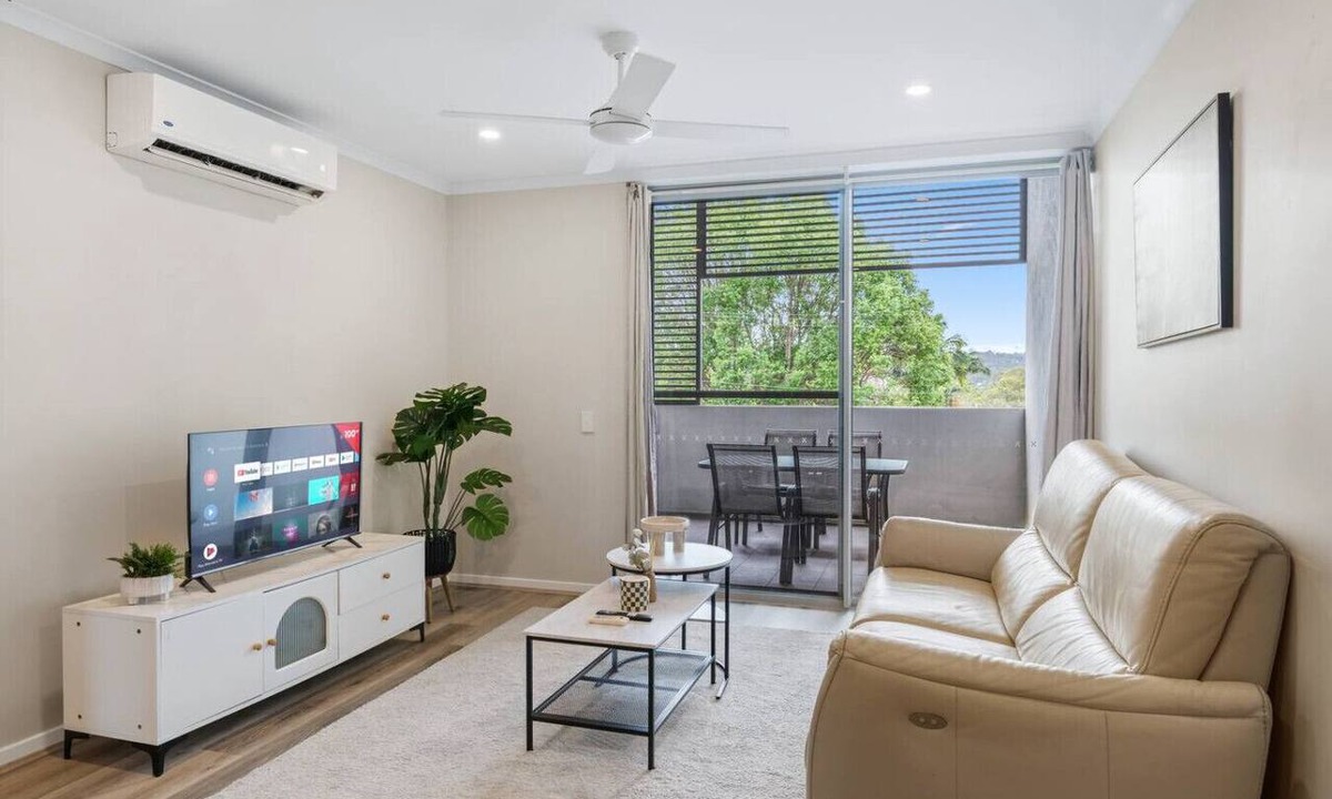 Coopers Plains Apartment | Workspace | Walk to Train & Shops | Free Carpark