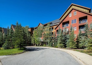 8884 | Springs, wood floors, steps to gondola!