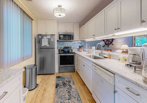 Bayberry Woods townhouse with access to pool/tennis, fireplace & washer/dryer