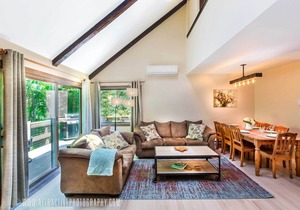 Charming Townhouse at Camelback - Great Location! SKI ON/OFF