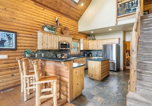 Luxury Lakefront Resort Chalet 8~2 Pools~FREE Amenities~Dock~Kayaks~Waterslide