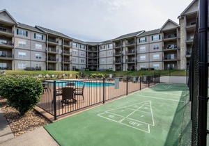 Queen Suite Near Hwy 76 Close to Shows Sleeps 2