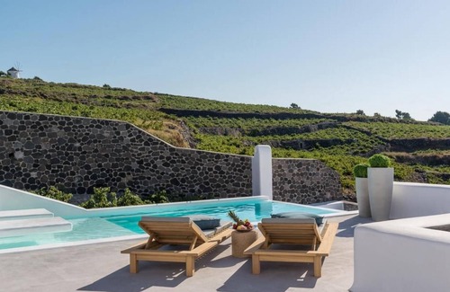 Pyrgos Apartment | Deluxe Suite Sea View Hot Tub - White Co