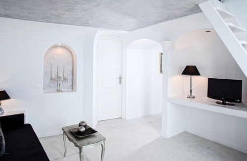 Imerovigli Villa | Luxury 2 Bedroom Above Blue Villa in Santorini, Greece