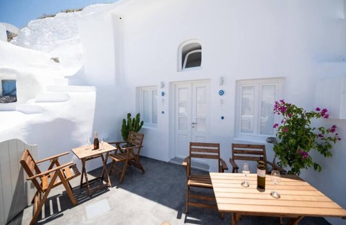 Oia Apartment | Vivid Caves 1 Bedroom Cavehouse