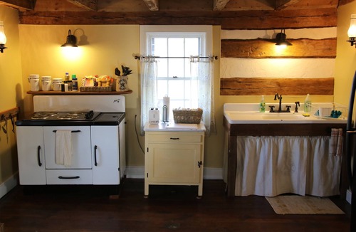 Refton Cottage | 10 MINUTES FROM SIGHT AND SOUND, RESTORED 1700's HOME SURROUNDED BY FARMLAND
