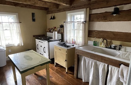 Refton Cottage | 10 MINUTES FROM SIGHT AND SOUND, RESTORED 1700's HOME SURROUNDED BY FARMLAND