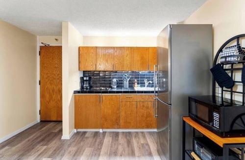 Downtown Honolulu Condo | 16th Fl Executive Center 1BR Condo | Parking | Pool | City View