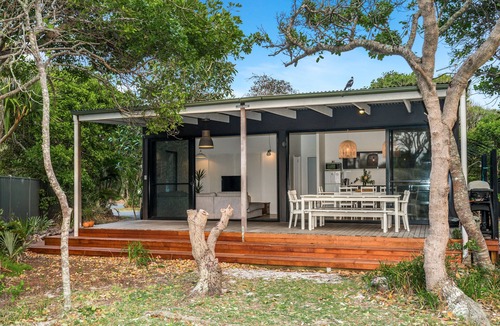 Suffolk Park Cottage | #17 Songbird Tallow beach houses 2 bed 3 bath