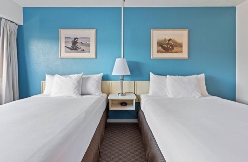 Kahului Hotel | 2 Family-Friendly Units | Outdoor Pool | Parking | Shuttle | Pets Allowed